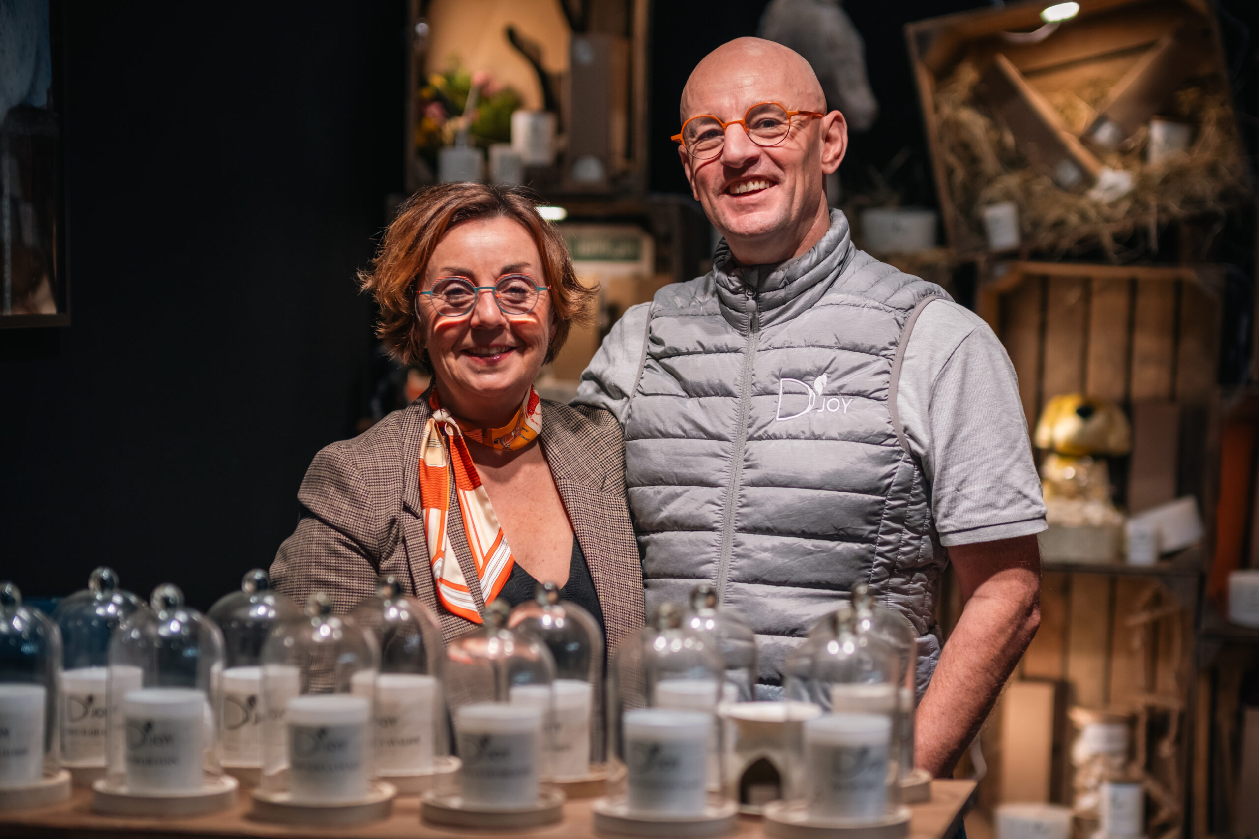 Cat et Pat devant le bar a senteurs D'JOY, avec une collection de bougies parfumées inspirées du monde équestre