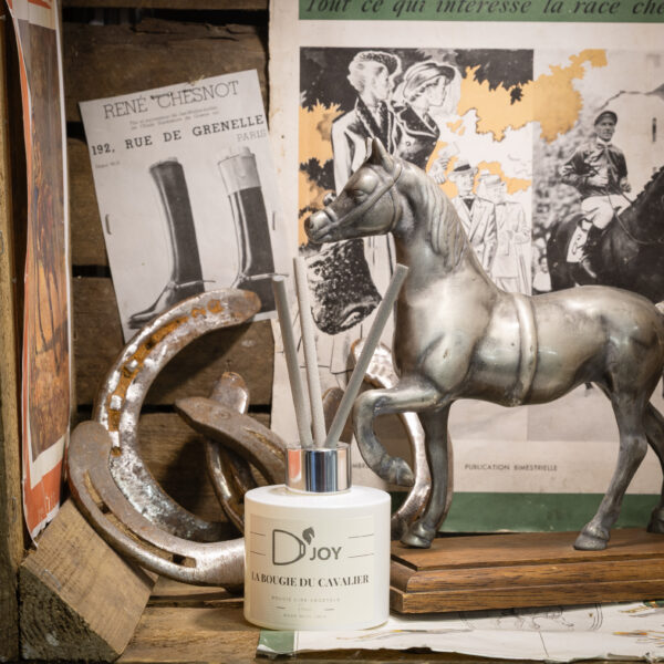 Diffuseur DJOY la bougie du cavalier , notes de musc et de bois noir, inspiré de l'univers des concours équestre.