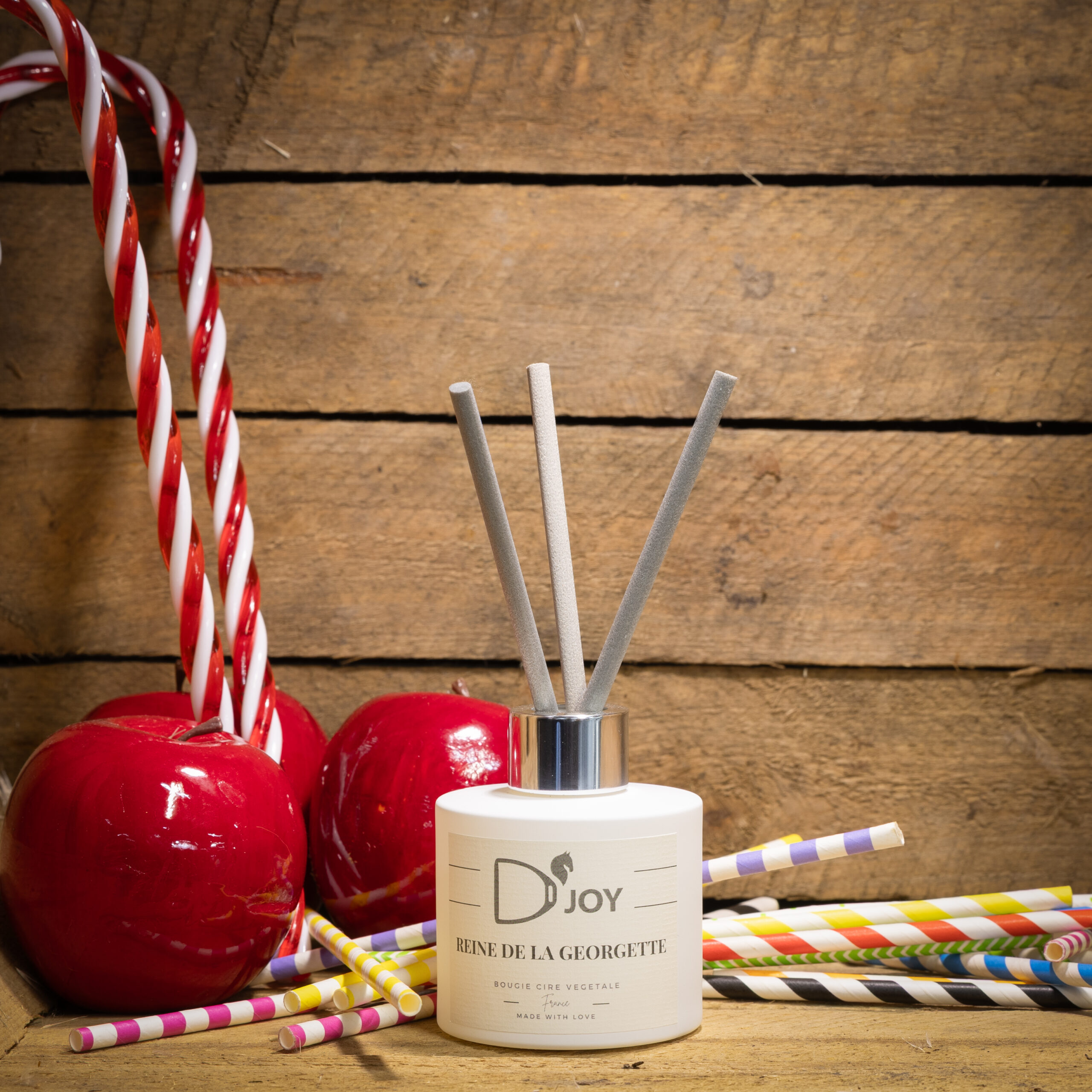 Diffuseur de Parfum Maison Déco équestre Parfum cheval D'Joy Reine de la Georgette 400g, décoration cheval à bascule en cire végétale, humour équitation, Diffuseur de Parfum pomme d'amour