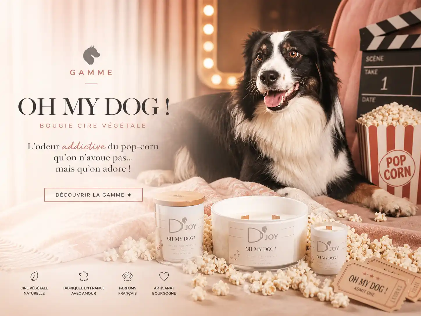 Bougie chien parfumée Oh My Dog par la marque de bougie artisanales parfumées D'Joy, senteur pop corn et caramel, posée à côté d'un chien.