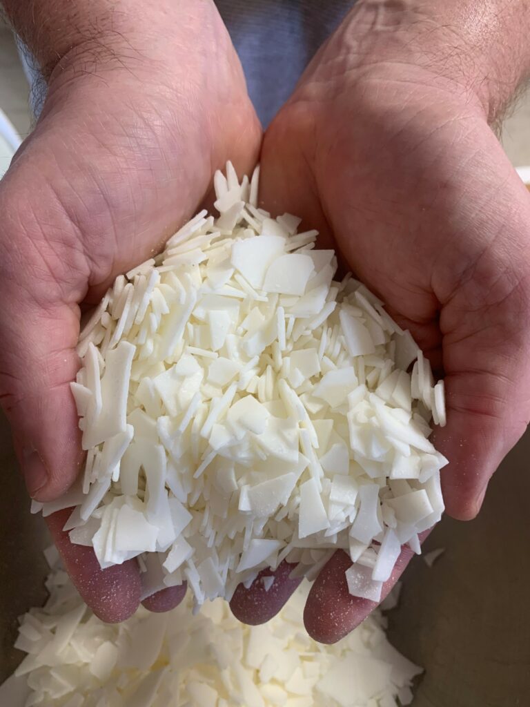 Matières premières naturelles pour bougies artisanales cire de soja et parfums de Grasse, fabrication bougie artisanale parfumée, bougie cheval et senteurs, bougie d'joy