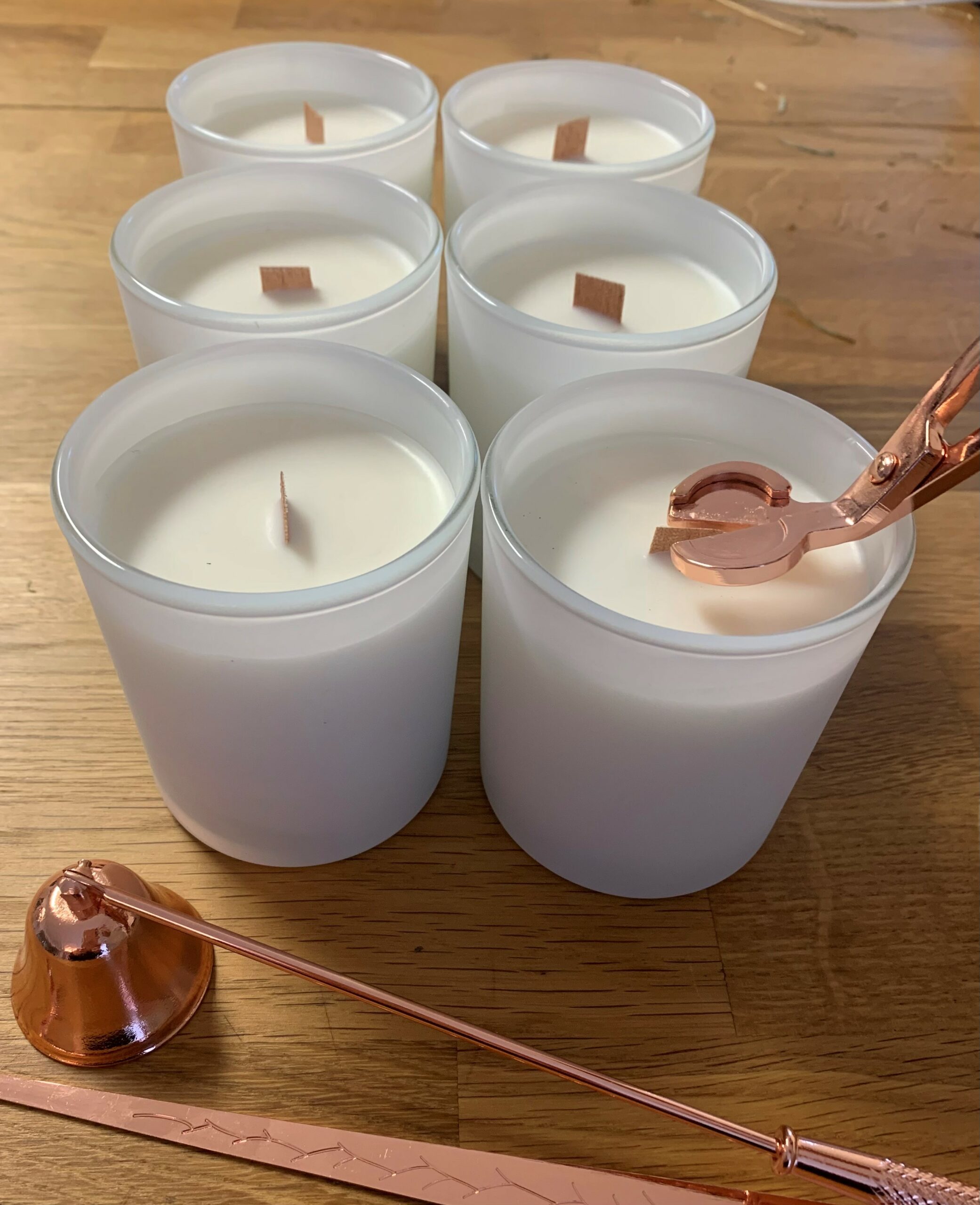 Ajustement manuel des doubles mèches en bois de cerisier pour bougies crépitantes, bougie artisanale parfumée, bougie cheval & senteurs, bougie d'joy, cadeau cavalier, fabrication de bougie en bourgogne