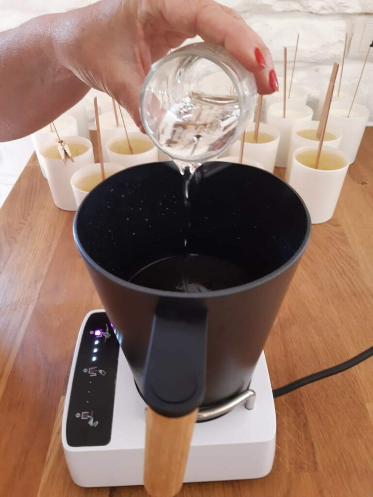 Mélange artisanal cire de soja et fragrances exclusives univers équestre D'Joy, bougie artisanale parfumée, bougie cheval & senteurs, fabrication de bougie